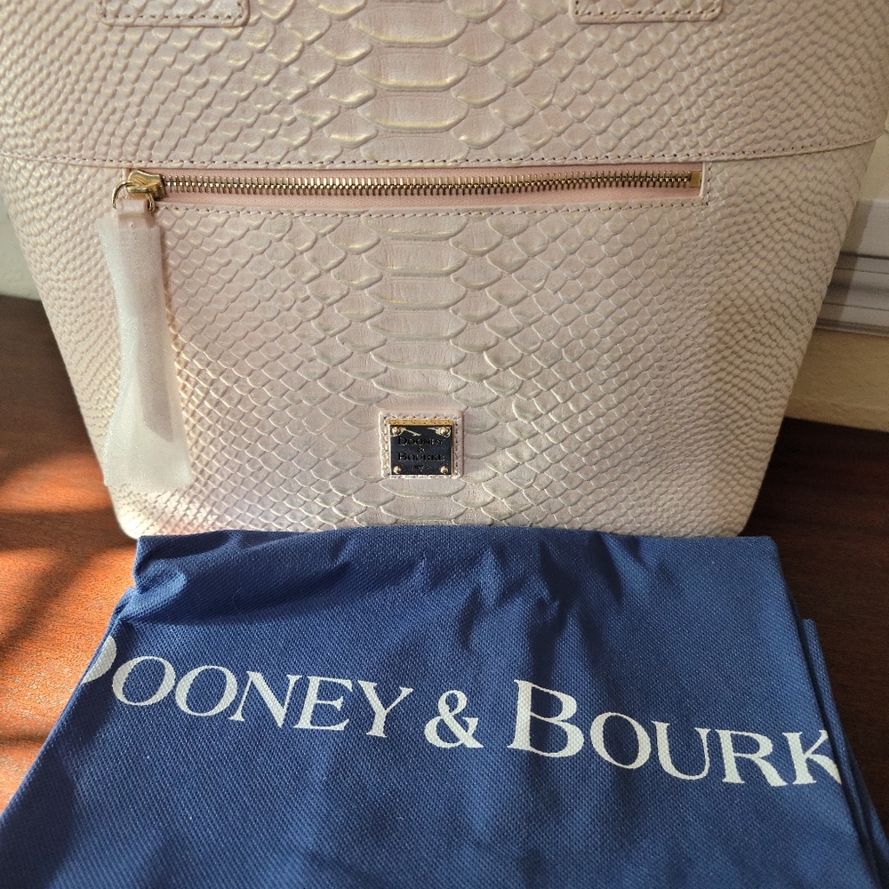 ⭐LAST ONE Dooney & Bourke metal blush leather tote - Picture 9 of 9